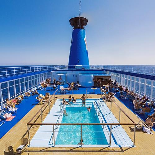 /shared/images/a-bordo/bambini-famiglia/piscina/MOBY_NAVI_SERVIZI_BORDO_BAMBINIEFAMIGLIA_PISCINA_500px.jpg